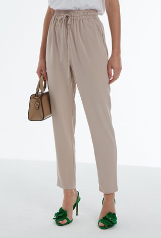 Beżowe spodnie typu chinosy