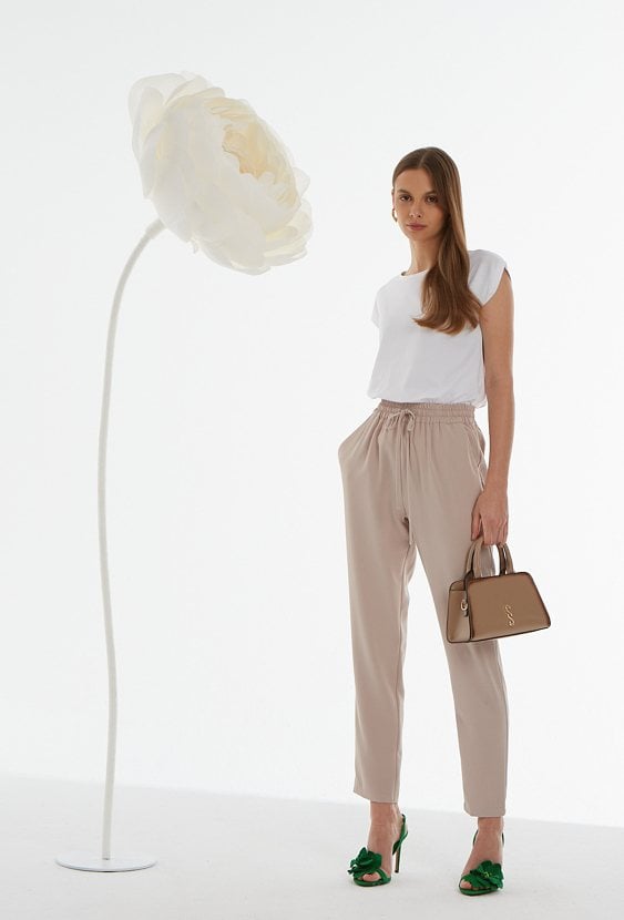 Beżowe spodnie typu chinosy