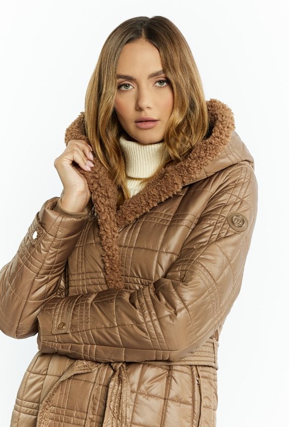 Pikowany płaszcz damski z kapturem