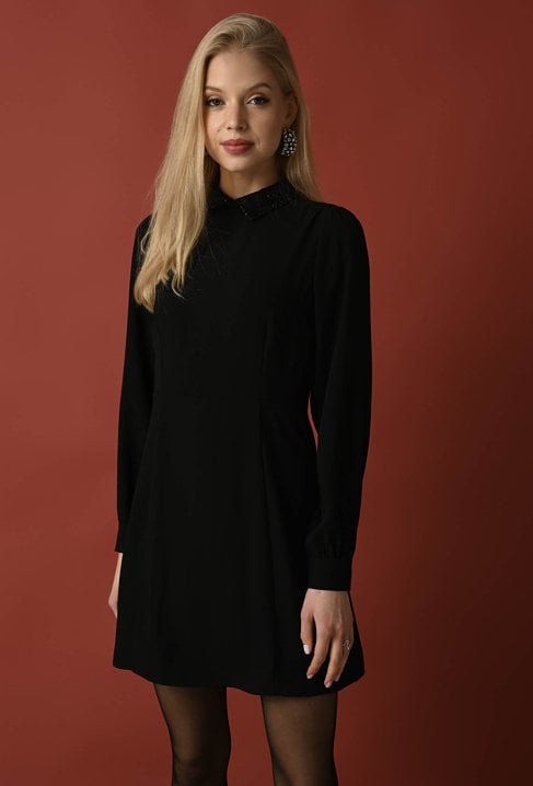 Sukienka z cekinowym kołnierzykiem