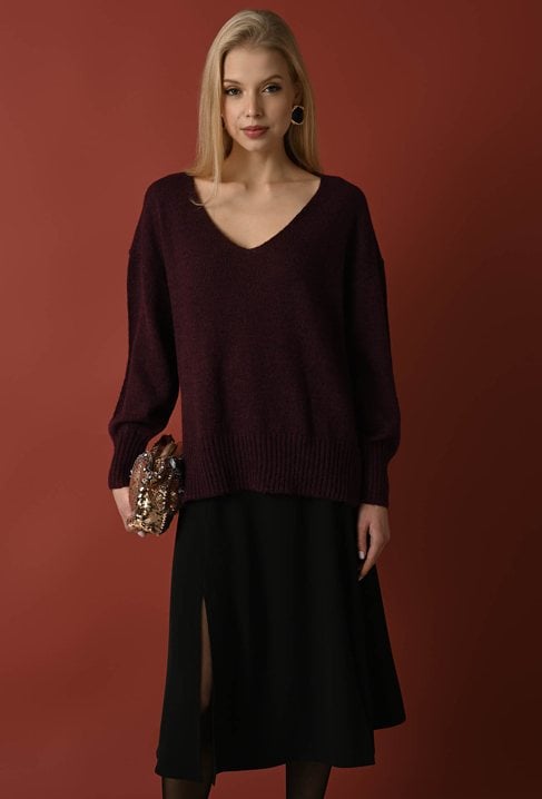 Bordowy sweter o luźnym kroju z dodatkiem wełny