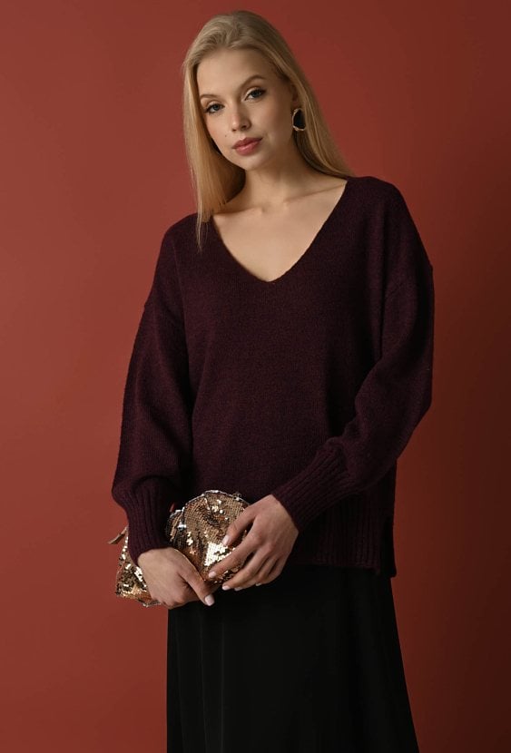 Bordowy sweter o luźnym kroju z dodatkiem wełny