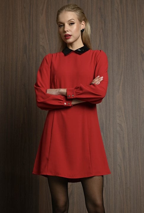 Sukienka z cekinowym kołnierzykiem