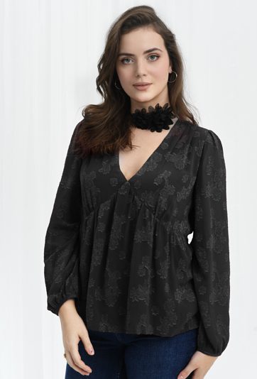 Czarna bluzka ze zwiewnej tkaniny