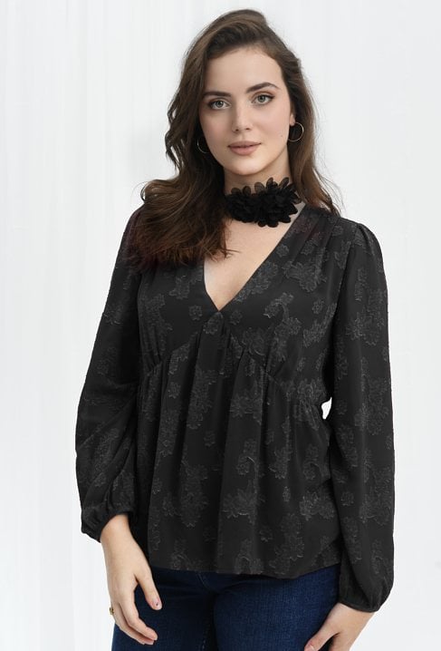 Czarna bluzka ze zwiewnej tkaniny