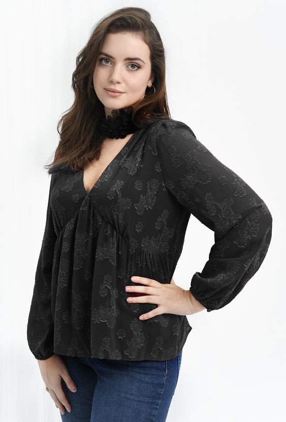 Czarna bluzka ze zwiewnej tkaniny