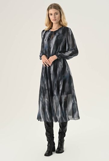Sukienka z delikatnie transparentnej tkaniny
