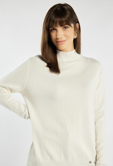 Sweter o prostym kroju