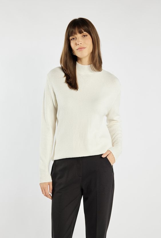 Sweter o prostym kroju