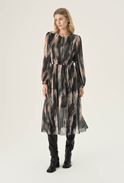 Sukienka z delikatnie transparentnej tkaniny