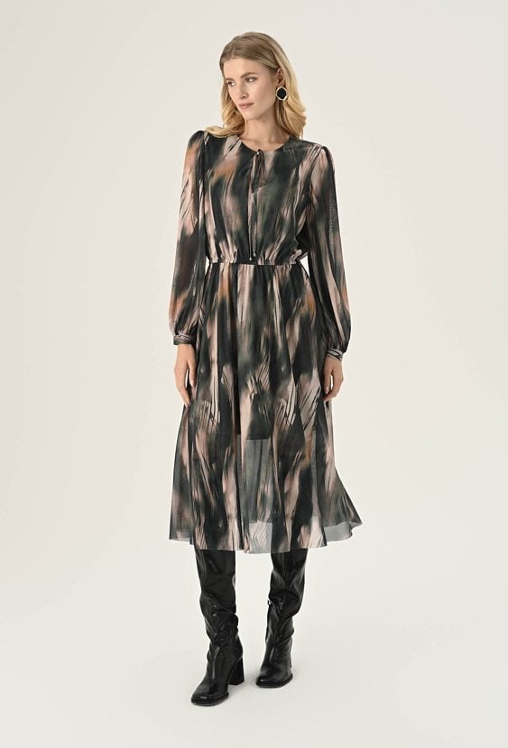 Sukienka z delikatnie transparentnej tkaniny