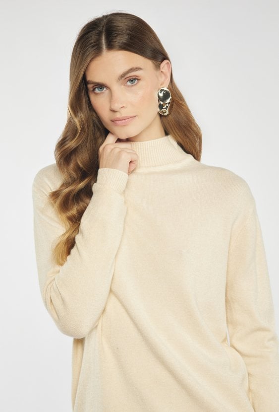 Sweter o prostym kroju