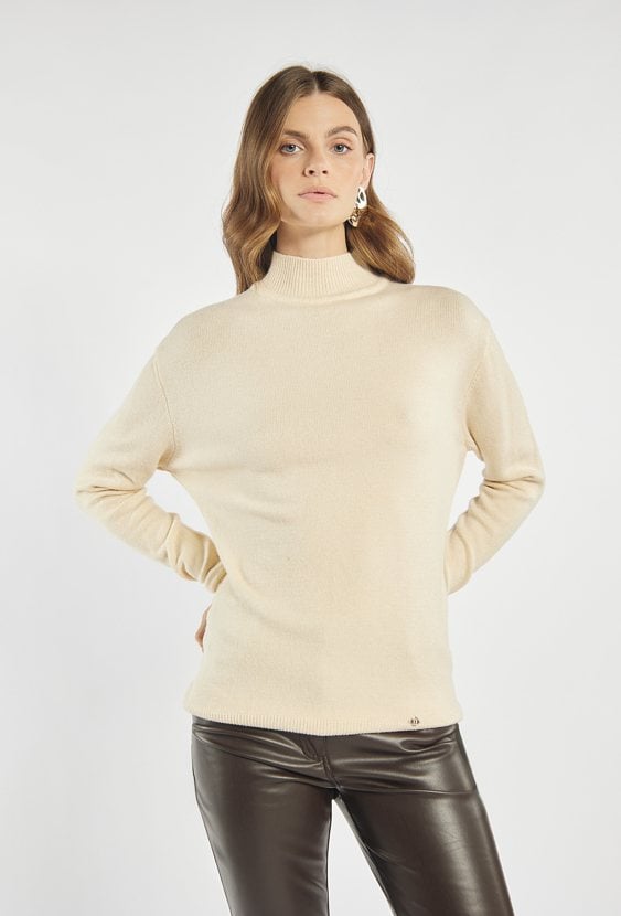 Sweter o prostym kroju