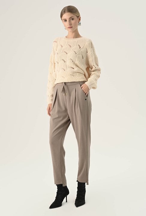 Ażurowy sweter o prostym kroju