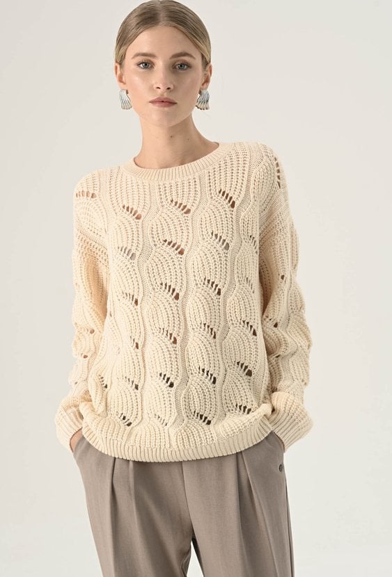 Ażurowy sweter o prostym kroju