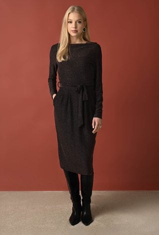 Sukienka z połyskującą nicią wiązana w pasie