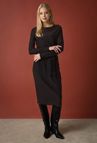 Sukienka z połyskującą nicią wiązana w pasie
