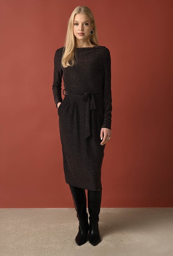 Sukienka z połyskującą nicią wiązana w pasie