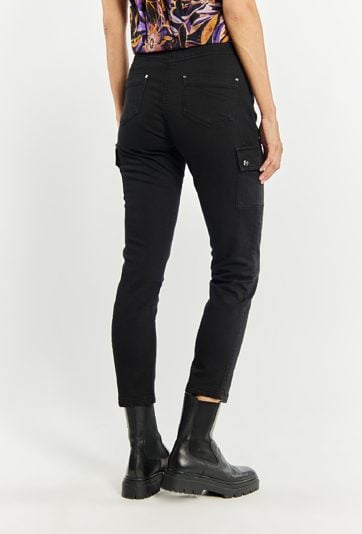 Materiałowe spodnie z kieszeniami