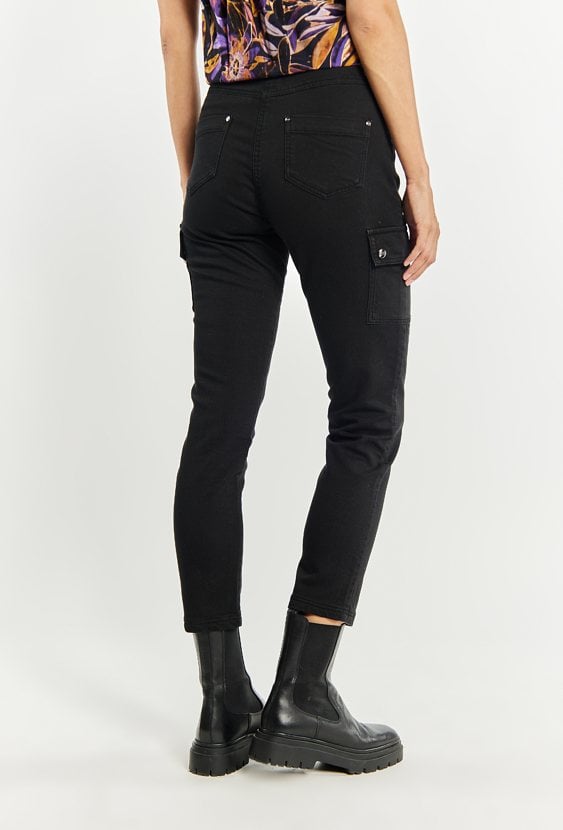 Materiałowe spodnie z kieszeniami