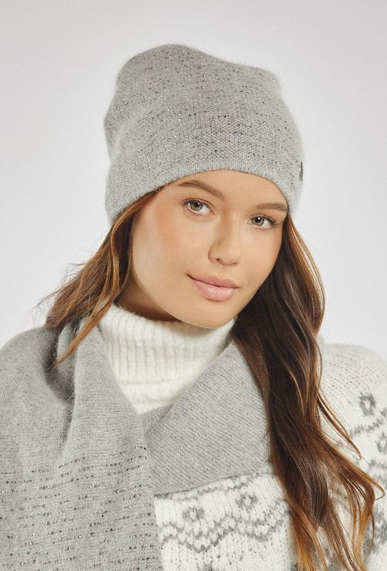 Czapka damska z błyszczącymi akcentami