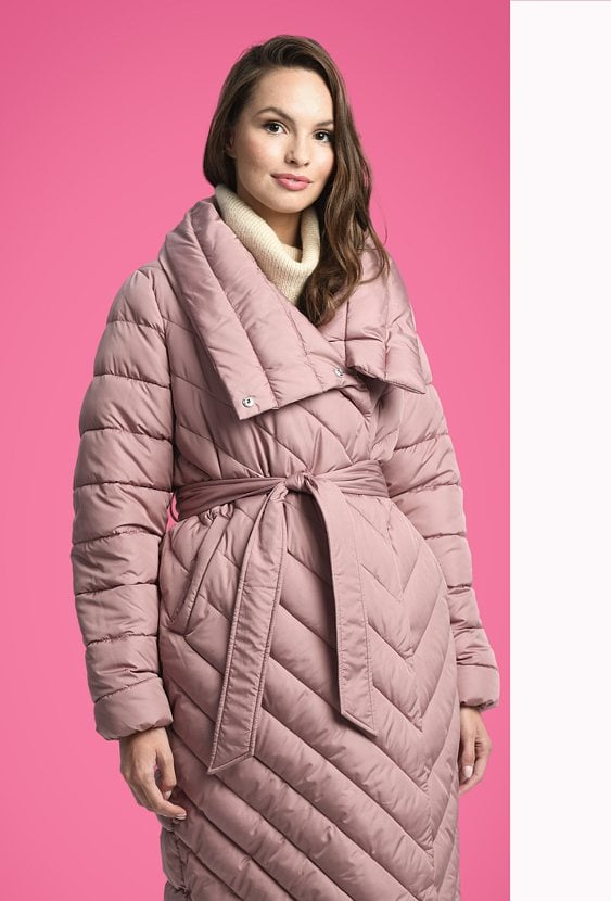 Pikowany płaszcz o klasycznym kroju