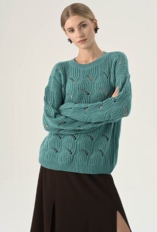 Ażurowy sweter o prostym kroju