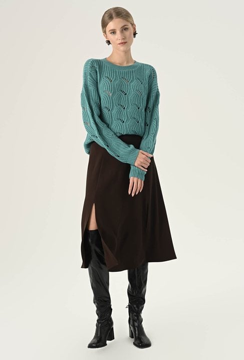 Ażurowy sweter o prostym kroju