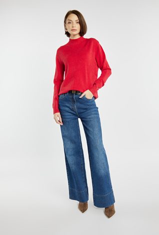 Sweter o prostym kroju