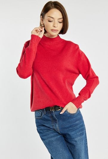 Sweter o prostym kroju