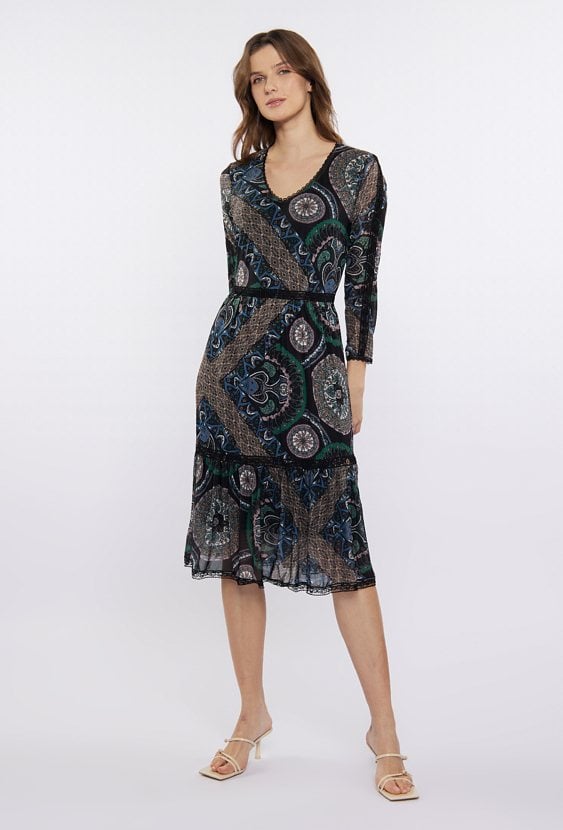 Sukienka w różnorodny wzór