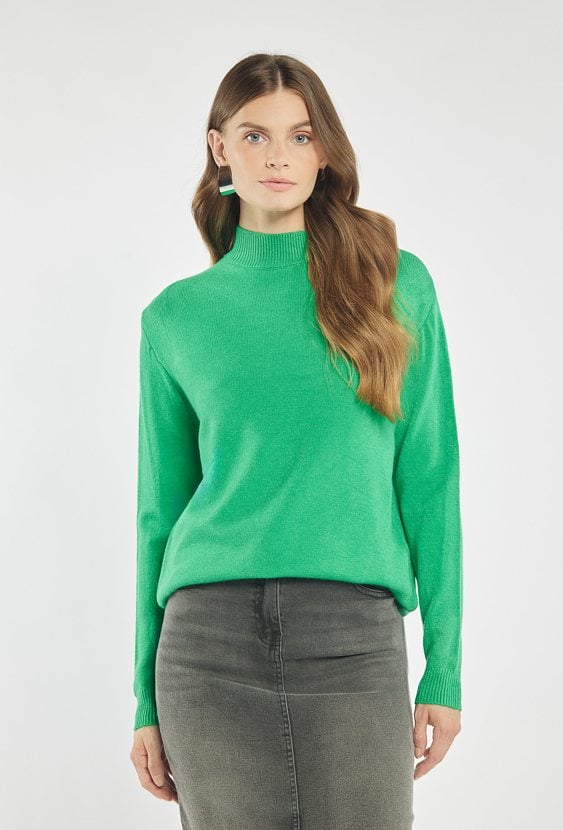 Sweter o prostym kroju