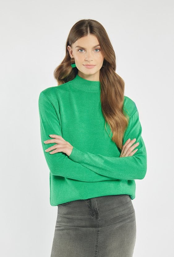 Sweter o prostym kroju