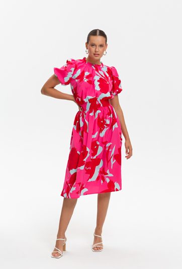 Różowa sukienka w kwiaty