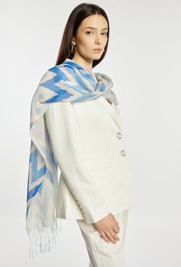 Szalik z wyrazistym zygzakowatym wzorem