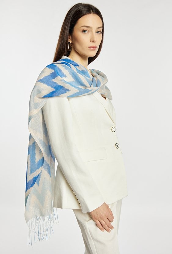 Szalik z wyrazistym zygzakowatym wzorem