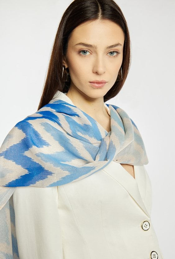 Szalik z wyrazistym zygzakowatym wzorem