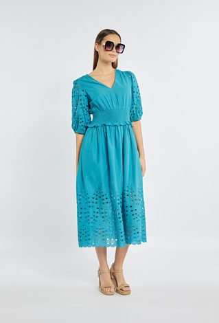 Sukienka z ażurowymi zdobieniami