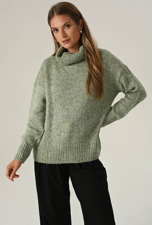 Zielony golf z dodatkiem wełny