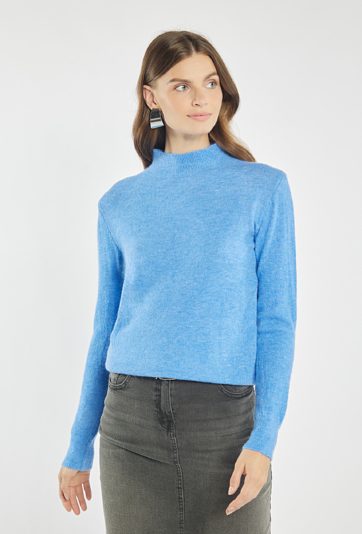 Sweter o prostym kroju