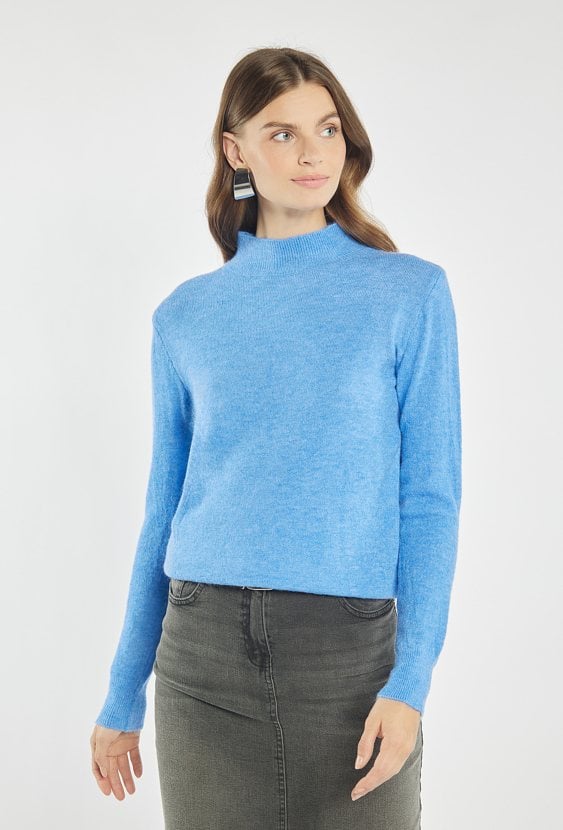 Sweter o prostym kroju