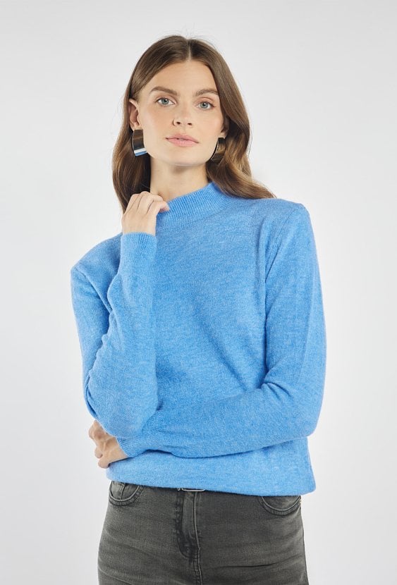 Sweter o prostym kroju