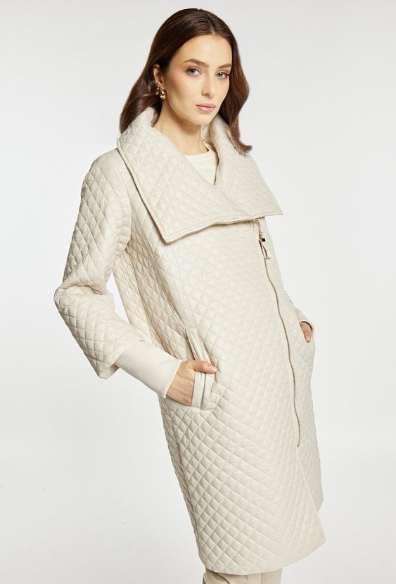 Pikowany płaszcz z obszernym kołnierzem