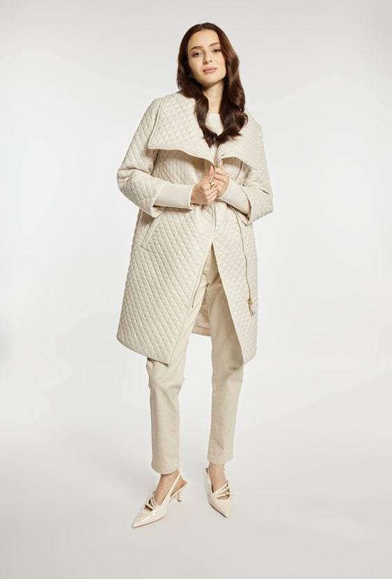 Pikowany płaszcz z obszernym kołnierzem