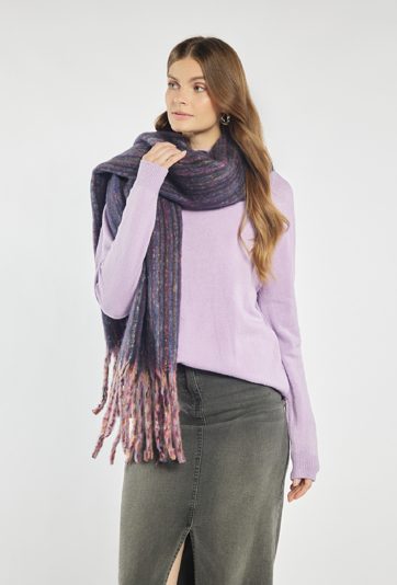 Sweter o prostym kroju