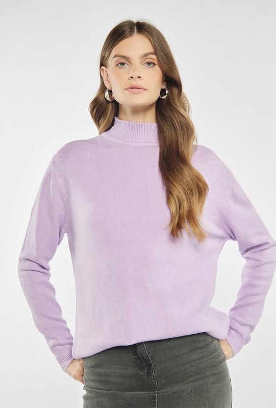 Sweter o prostym kroju