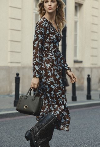 Długa sukienka o swobodnym kroju