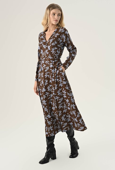 Długa sukienka o swobodnym kroju