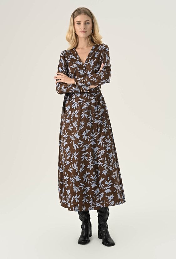 Długa sukienka o swobodnym kroju