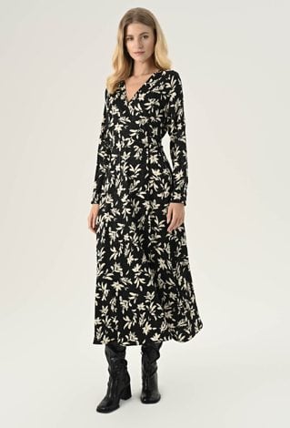 Długa sukienka o swobodnym kroju